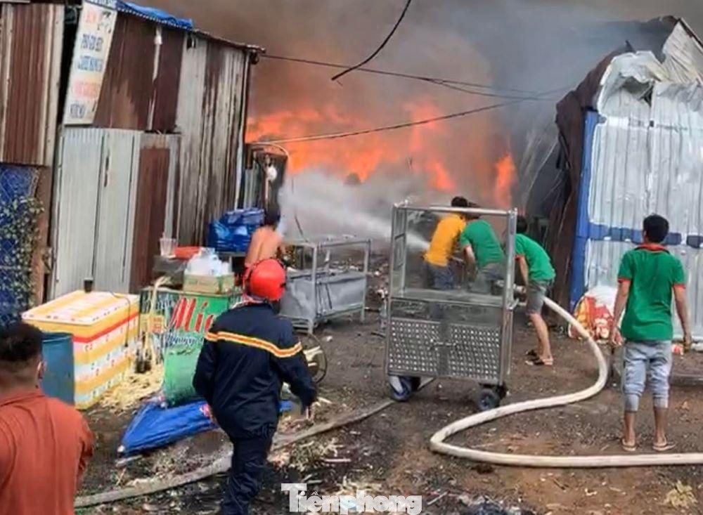 Ghi nhận ban đầu, vụ cháy đã gây cháy lan sang xưởng gỗ sát bên và nhà dân gần đó. Một máy múc cũng được đưa tới hiện trường để múc những mảnh tôn bị đổ sập nhằm sớm khống chế được ngọn lửa. Lực lượng chức năng vẫn đang tích cực khống chế đám cháy. Ghi nhận ban đầu, vụ cháy đã gây cháy lan sang xưởng gỗ sát bên và nhà dân gần đó. Một máy múc cũng được đưa tới hiện trường để múc những mảnh tôn bị đổ sập nhằm sớm khống chế được ngọn lửa. Lực lượng chức năng vẫn đang tích cực khống chế đám cháy.