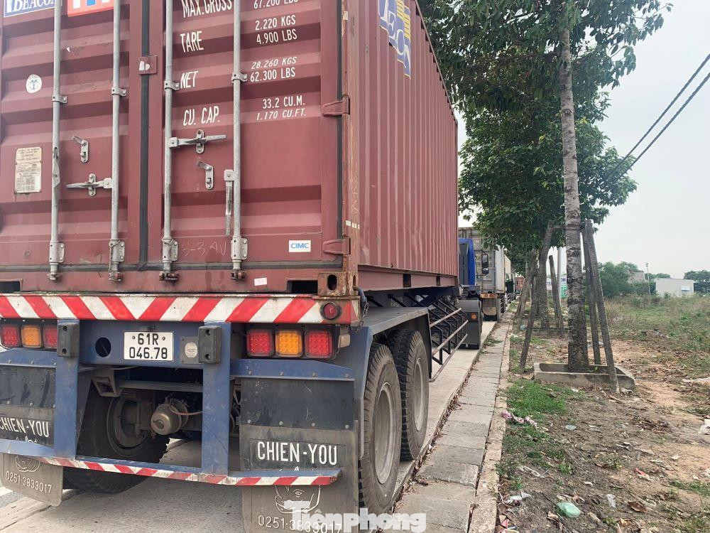 Hàng loạt container đậu trên vỉa hè đường Mỹ Phước Tân Vạn Hàng loạt container đậu trên vỉa hè đường Mỹ Phước Tân Vạn