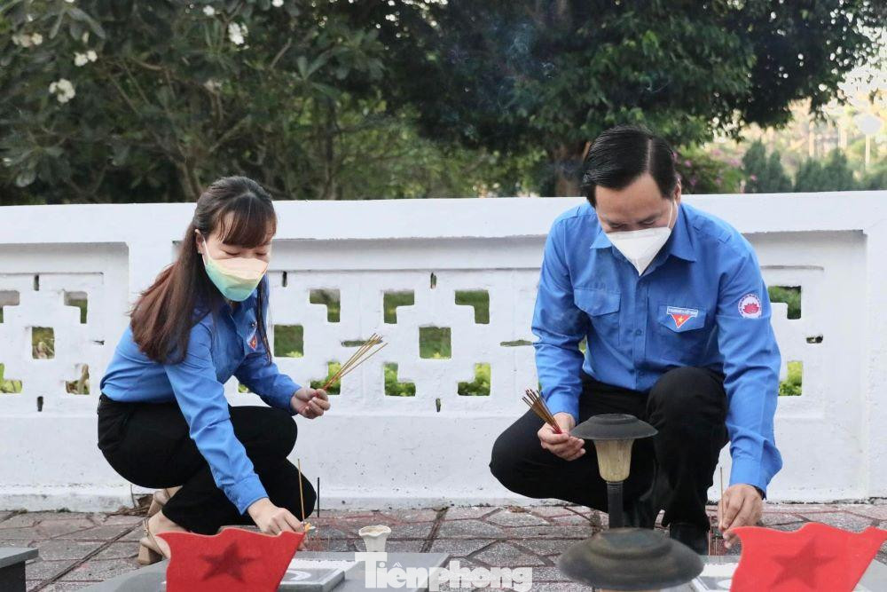 Được biết, sáng cùng ngày Thường trực Tỉnh đoàn Bình Dương đã đến viếng Nghĩa trang liệt sĩ Thành phố Dĩ An nhằm tưởng nhớ công ơn của các anh hùng liệt sĩ đã chiến đấu quên mình vì nền độc lập tự do cho đất nước, vì một tương lai tươi sáng cho thế hệ trẻ ngày nay. Được biết, sáng cùng ngày Thường trực Tỉnh đoàn Bình Dương đã đến viếng Nghĩa trang liệt sĩ Thành phố Dĩ An nhằm tưởng nhớ công ơn của các anh hùng liệt sĩ đã chiến đấu quên mình vì nền độc lập tự do cho đất nước, vì một tương lai tươi sáng cho thế hệ trẻ ngày nay.