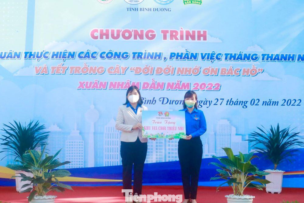 Để các hoạt động Tháng Thanh niên năm 2022 được triển khai đảm bảo hiệu quả, có tính hành động cao, thiết thực, có chiều sâu, tập trung hướng về cơ sở, đồng chí trân trọng đề nghị các thành viên Ban chỉ đạo các hoạt động thanh thiếu nhi các cấp sẽ tăng cường phát huy vai trò, nhiệm vụ, chức năng của ngành mình, phối hợp chặt chẽ với Đoàn thanh niên tạo thành sức mạnh tổng hợp để chăm lo, bồi dưỡng, giáo dục cho thanh thiếu nhi; tạo môi trường thuận lợi để thanh thiếu nhi phát triển toàn diện trên các mặt; chủ động đưa các chỉ tiêu phát triển thanh niên vào chương trình, kế hoạch hành động của cấp mình, ngành mình. Để các hoạt động Tháng Thanh niên năm 2022 được triển khai đảm bảo hiệu quả, có tính hành động cao, thiết thực, có chiều sâu, tập trung hướng về cơ sở, đồng chí trân trọng đề nghị các thành viên Ban chỉ đạo các hoạt động thanh thiếu nhi các cấp sẽ tăng cường phát huy vai trò, nhiệm vụ, chức năng của ngành mình, phối hợp chặt chẽ với Đoàn thanh niên tạo thành sức mạnh tổng hợp để chăm lo, bồi dưỡng, giáo dục cho thanh thiếu nhi; tạo môi trường thuận lợi để thanh thiếu nhi phát triển toàn diện trên các mặt; chủ động đưa các chỉ tiêu phát triển thanh niên vào chương trình, kế hoạch hành động của cấp mình, ngành mình.