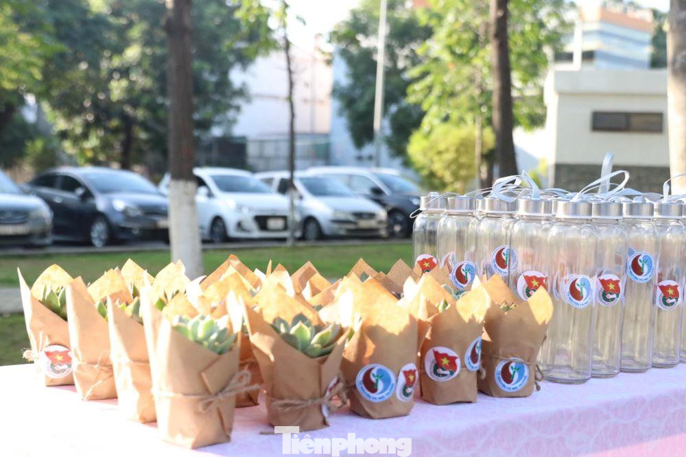 Chậu hoa và bình đựng nước bảo vệ môi trường được phát tại sự kiện Chậu hoa và bình đựng nước bảo vệ môi trường được phát tại sự kiện
