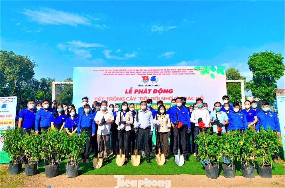 Thực hiện Kế hoạch Tháng Thanh niên năm 2022, sự chỉ đạo của Ban Thường vụ Tỉnh đoàn, tại chương trình Ban Thường vụ Thành đoàn TP Dĩ An đã tặng 10 suất hỗ trợ thiếu nhi có hoàn cảnh khó khăn, vượt khó học tốt; tặng khu vui chơi cho thiếu nhi; tặng căn phòng mơ ước cho TNCN; tuyên truyền phòng, chống dịch COVID-19 trong tình hình mới. Thực hiện Kế hoạch Tháng Thanh niên năm 2022, sự chỉ đạo của Ban Thường vụ Tỉnh đoàn, tại chương trình Ban Thường vụ Thành đoàn TP Dĩ An đã tặng 10 suất hỗ trợ thiếu nhi có hoàn cảnh khó khăn, vượt khó học tốt; tặng khu vui chơi cho thiếu nhi; tặng căn phòng mơ ước cho TNCN; tuyên truyền phòng, chống dịch COVID-19 trong tình hình mới.