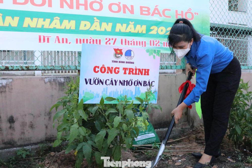 Thực hiện công trình đổi rác thải lấy quà tặng, trao căn phòng mơ ước cho TNCN, ra quân dọn dẹp các tuyến đường và tuyên truyền phòng, chống dịch bệnh COVID-19 trong tình hình mới và thăm, tặng quà mẹ Việt Nam Anh hùng Phan Thị Cai, tại khu phố Tân Phước phường Tân Bình, TP Dĩ An (99 tuổi). Thực hiện công trình đổi rác thải lấy quà tặng, trao căn phòng mơ ước cho TNCN, ra quân dọn dẹp các tuyến đường và tuyên truyền phòng, chống dịch bệnh COVID-19 trong tình hình mới và thăm, tặng quà mẹ Việt Nam Anh hùng Phan Thị Cai, tại khu phố Tân Phước phường Tân Bình, TP Dĩ An (99 tuổi).