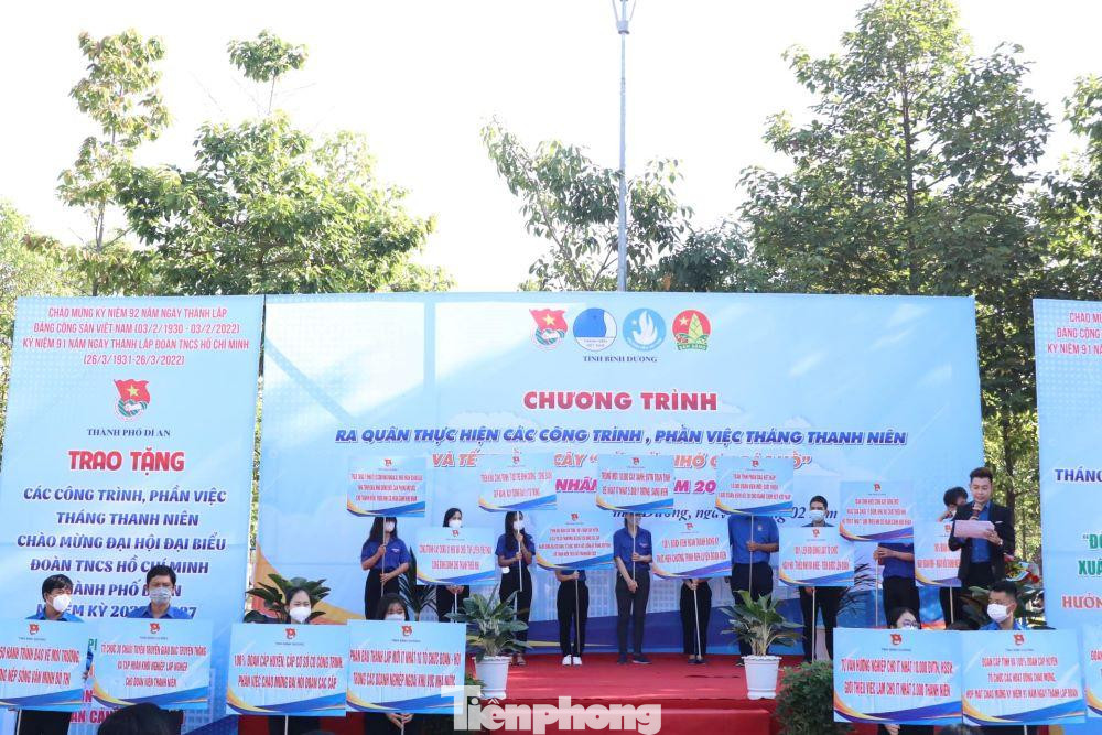 Tại chương trình, anh Trần Bảo Lâm - Phó Bí thư Thường trực Tỉnh đoàn, Chủ tịch Hội LHTN tỉnh Bình Dương phát động Tháng Thanh niên năm 2022 với 13 chỉ tiêu và 5 công trình. Tại chương trình, anh Trần Bảo Lâm - Phó Bí thư Thường trực Tỉnh đoàn, Chủ tịch Hội LHTN tỉnh Bình Dương phát động Tháng Thanh niên năm 2022 với 13 chỉ tiêu và 5 công trình.