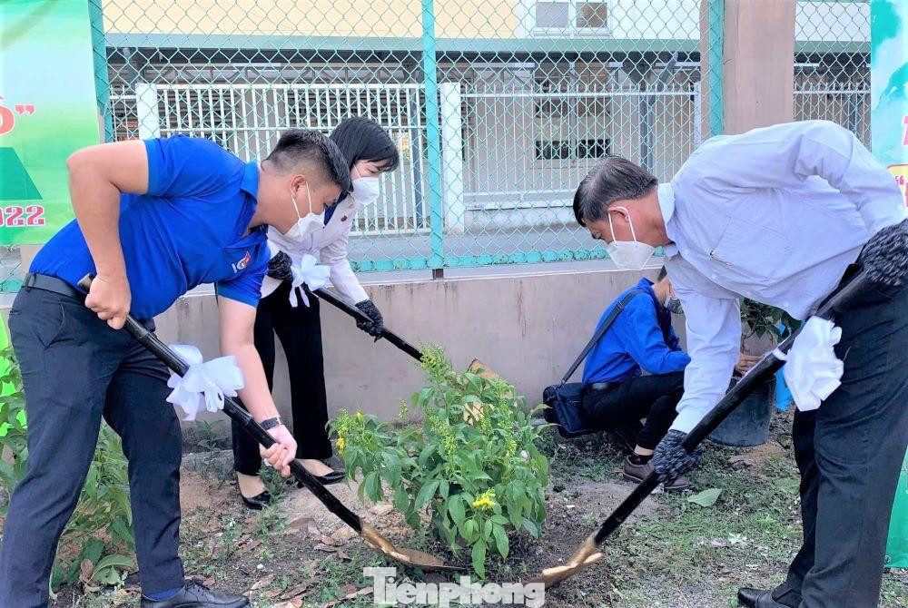Trong khuôn khổ chương trình, Đoàn đại biểu di chuyển đến Sân vận động phường Dĩ An để tham dự chương trình Tết trồng cây “Đời đời nhớ ơn Bác Hồ” Xuân Nhâm Dần năm 2022. Trong khuôn khổ chương trình, Đoàn đại biểu di chuyển đến Sân vận động phường Dĩ An để tham dự chương trình Tết trồng cây “Đời đời nhớ ơn Bác Hồ” Xuân Nhâm Dần năm 2022.