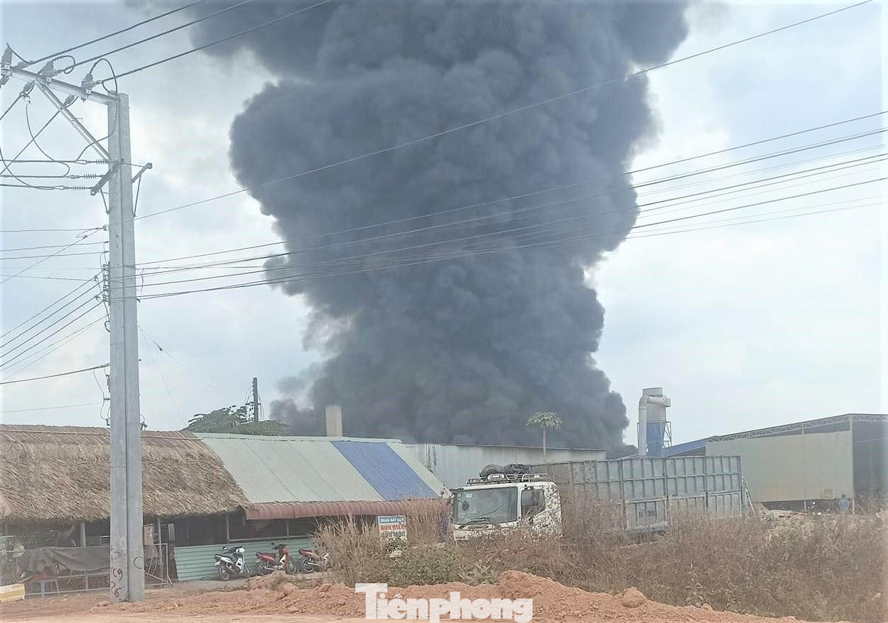 Đến 13h30 chiều ngày 13/2, lực lượng chức năng TX.Tân Uyên (Bình Dương) vẫn đang nỗ lực dập tắt đám cháy xảy ra tại một xưởng vải trên địa bàn phường Hội Nghĩa. Đến 13h30 chiều ngày 13/2, lực lượng chức năng TX.Tân Uyên (Bình Dương) vẫn đang nỗ lực dập tắt đám cháy xảy ra tại một xưởng vải trên địa bàn phường Hội Nghĩa.