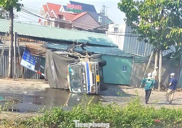 Theo đó, vụ tai nạn xảy ra vào sáng cùng ngày trên đường Mỹ Phước Tân Vạn đoạn qua phường Tân Đông Hiệp, TP.Dĩ An, tỉnh Bình Dương. Thời điểm trên, xe container lưu thông trên đường Mỹ Phước Tân Vạn theo hướng từ TP.Dĩ An đi TP.Thuận An.