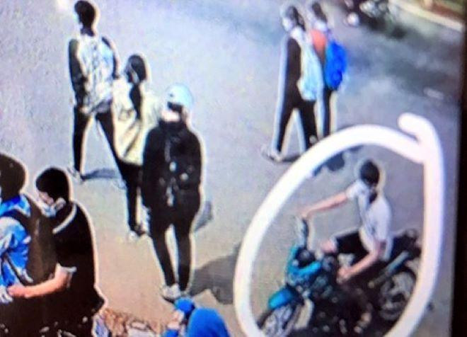 Nghi can đánh chết học sinh trước cổng trường Ảnh: cắt từ camera Nghi can đánh chết học sinh trước cổng trường Ảnh: cắt từ camera