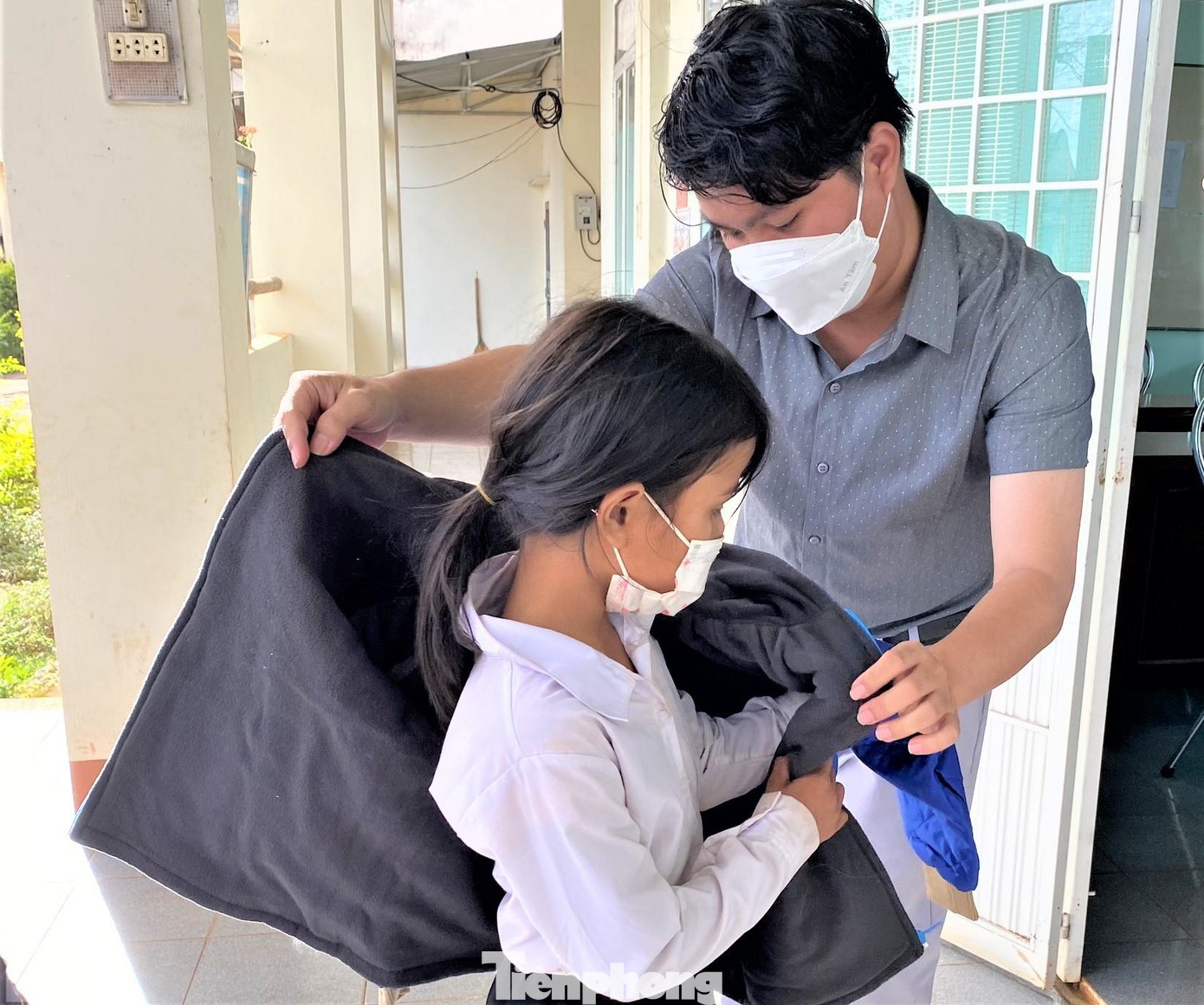 Tặng áo ấm cho thiếu nhi có hoàn cảnh khó khăn ở khu vực biên giới