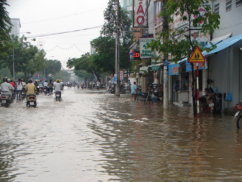 Đại Lộ Hòa Bình cũng chìm trong biển nước - Ảnh: Thanh Xuân