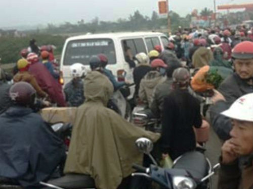 Hàng trăm người hiếu kỳ đứng xem khiến giao thông bị ách tắc.. Hàng trăm người hiếu kỳ đứng xem khiến giao thông bị ách tắc.