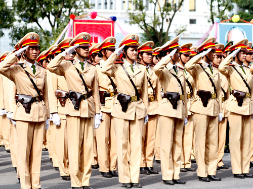 Nghiêm trang trong lễ chào cờ