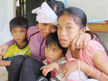 4 mẹ con chị Hoàng Thị Hoè ở thôn Chay ôm nhau khóc khi chồng là anh Trần Văn Trị bị chết trong rừng