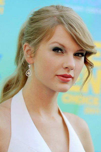 Taylor Swift chọn phong cách retro cho "đuôi ngựa" của mình. Nicole Scherzinger thì lại tết đuôi cá để làm mới mình. Kirsten Dunst quyến rũ với những lọn tóc xoăn nhẹ nhàng ở đuôi và mái tóc. Emmy Rossum tết tóc kiểu Pháp và buộc túm lại, tạo sự lãng mạn và nữ tính. Sandra Bullock cá tính và mạnh mẽ, không quá cầu kỳ khi tạo kiểu cho tóc đuôi ngựa của mình. Selena Gomez nhìn giống nàng búp bê với mái tóc xoăn buộc lệch. Sự đơn giản của mái tóc đuôi ngựa không làm giảm sang trọng của Diane Kruger. Katy Perry thật nổi bật và cá tính với mái tóc buộc đuôi ngựa màu xanh da trời này. Kiểu tóc xoăn buộc cao như Gisele Bundchen rất hợp với những bữa tiệc diễn ra bên bờ biển. Tóc đuôi ngựa của Fergie độc đáo hơn khi cô lấy tóc làm dây chun buộc. Jessica Biel trông khá giản dị với mái tóc đuôi ngựa làm xoăn nhẹ. Miley trông trẻ trung và sành điệu với kiểu tóc này. Lea Michelle trẻ trung và dễ thương với tóc đuôi ngựa, mái bằng. Hồ Ngọc Hà Ngọc Trinh Quỳnh Nga Midu