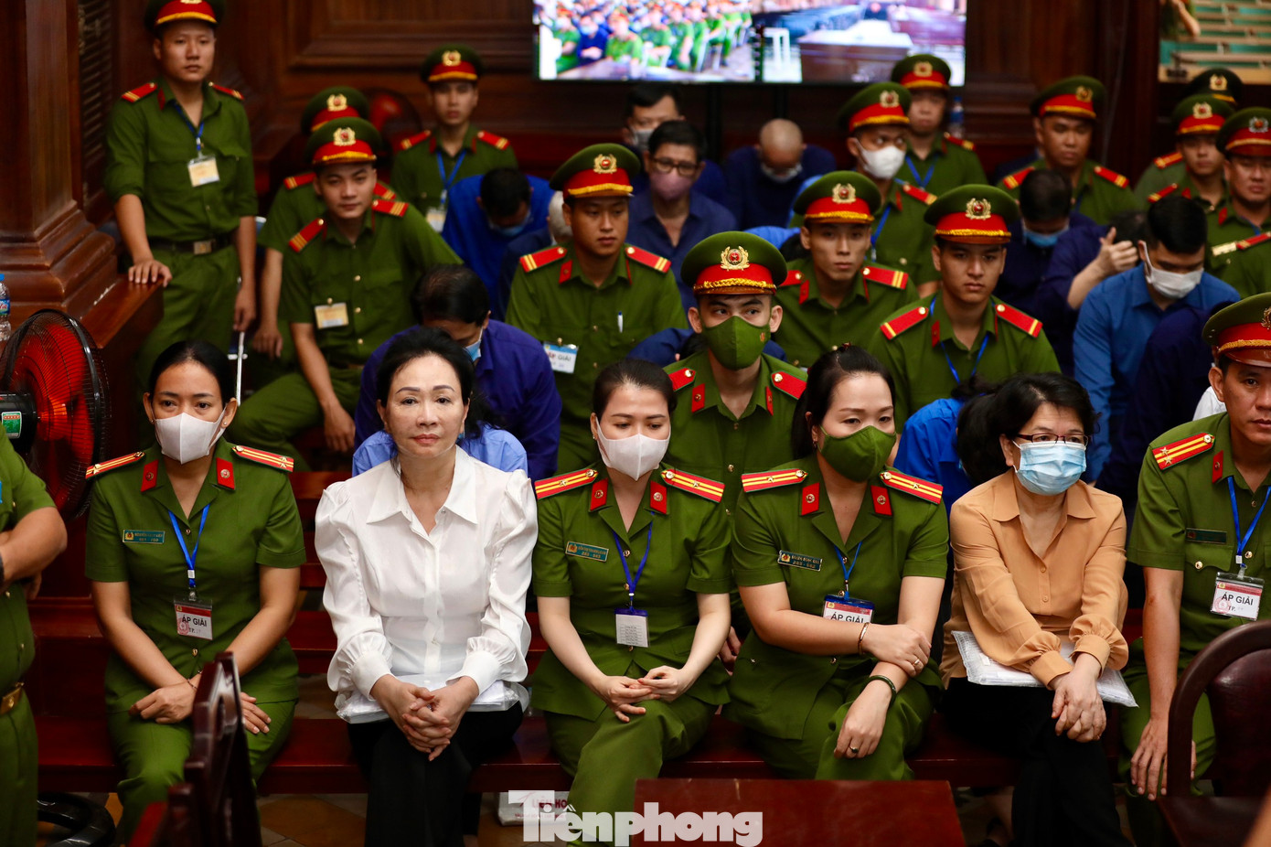 Bị cáo Trương Mỹ Lan (áo trắng) cùng các đồng phạm tại tòa. Bị cáo Trương Mỹ Lan (áo trắng) cùng các đồng phạm tại tòa.