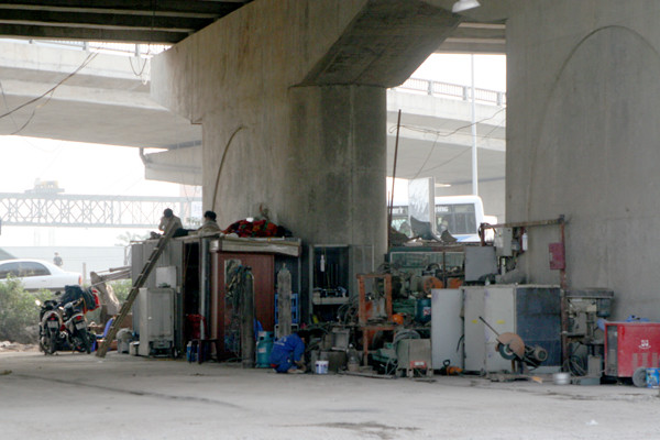 Xưởng hàn ở gầm cầu vượt Thanh Trì