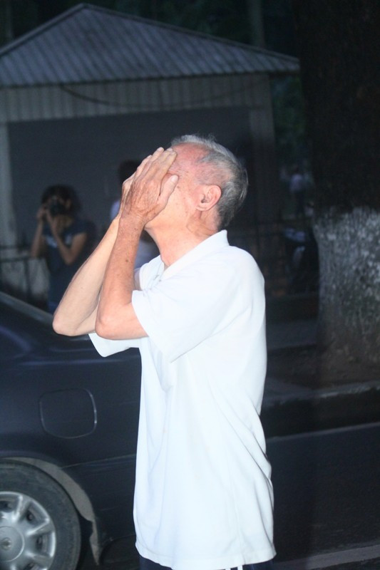 Ông Phúc không kìm nổi sự xúc động trước sự ra đi của người 