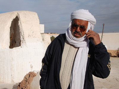 Người chắt của Hassi Messaoud bên giếng dầu cổ