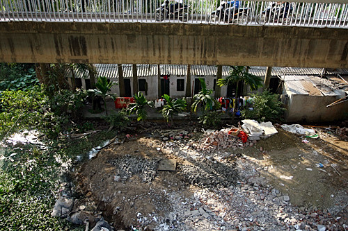 Những dãy nhà trọ nằm phía dưới chân cầu Thăng Long được đánh số thứ tự từ 1 đến 8, có khoảng 3 khu nhà như thế này