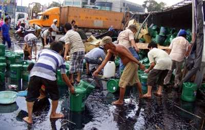 Nhiều người dân tranh thủ hôi của. Ảnh: Minh Hậu (Dân trí)