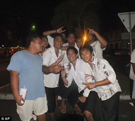 Những đứa trẻ trên đảo Samoa hân hoan năm mới sớm nhất thế giới. Ảnh: AP. Những đứa trẻ trên đảo Samoa hân hoan năm mới sớm nhất thế giới. Ảnh: AP