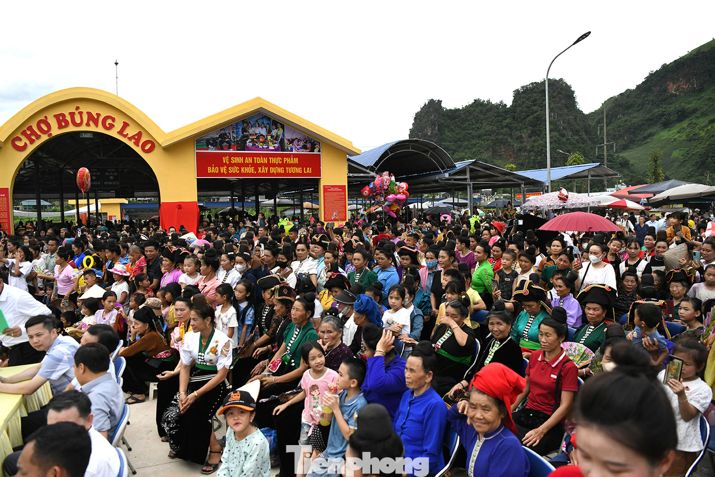 Bà con nhân dân các xã đến dự lễ khai trương chợ Búng Lao.