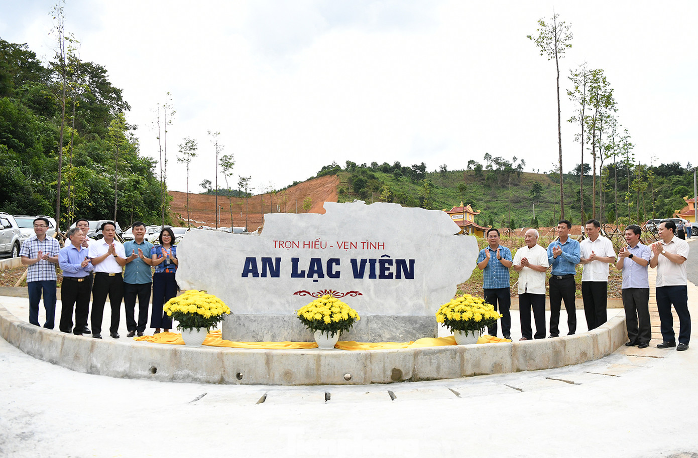 Cán bộ, nhân dân huyện Mường Ảng gắn biển công trình Nghĩa trang nhân dân An Lạc Viên tọa lạc tại xã Ẳng Tở.