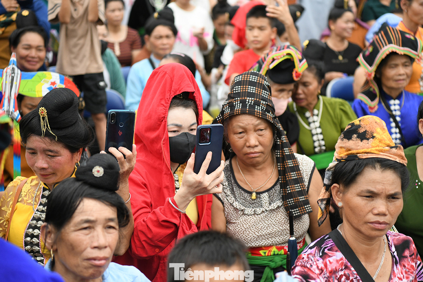 Bà con nhân dân rất phấn khởi khi có một khu chợ mới khang trang.