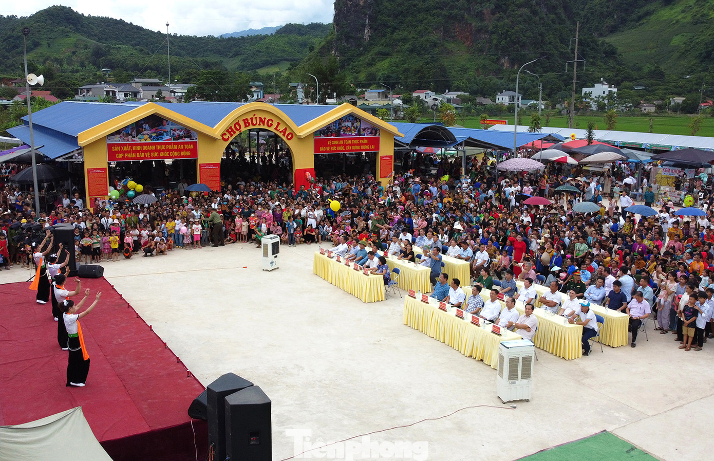 Được xây dựng trên diện tích 7.000m2, chợ trung tâm Búng Lao được chia thành 77 ô bán hàng cố định, gần 60 ô bán hàng không cố định và khu nhà quản lý.