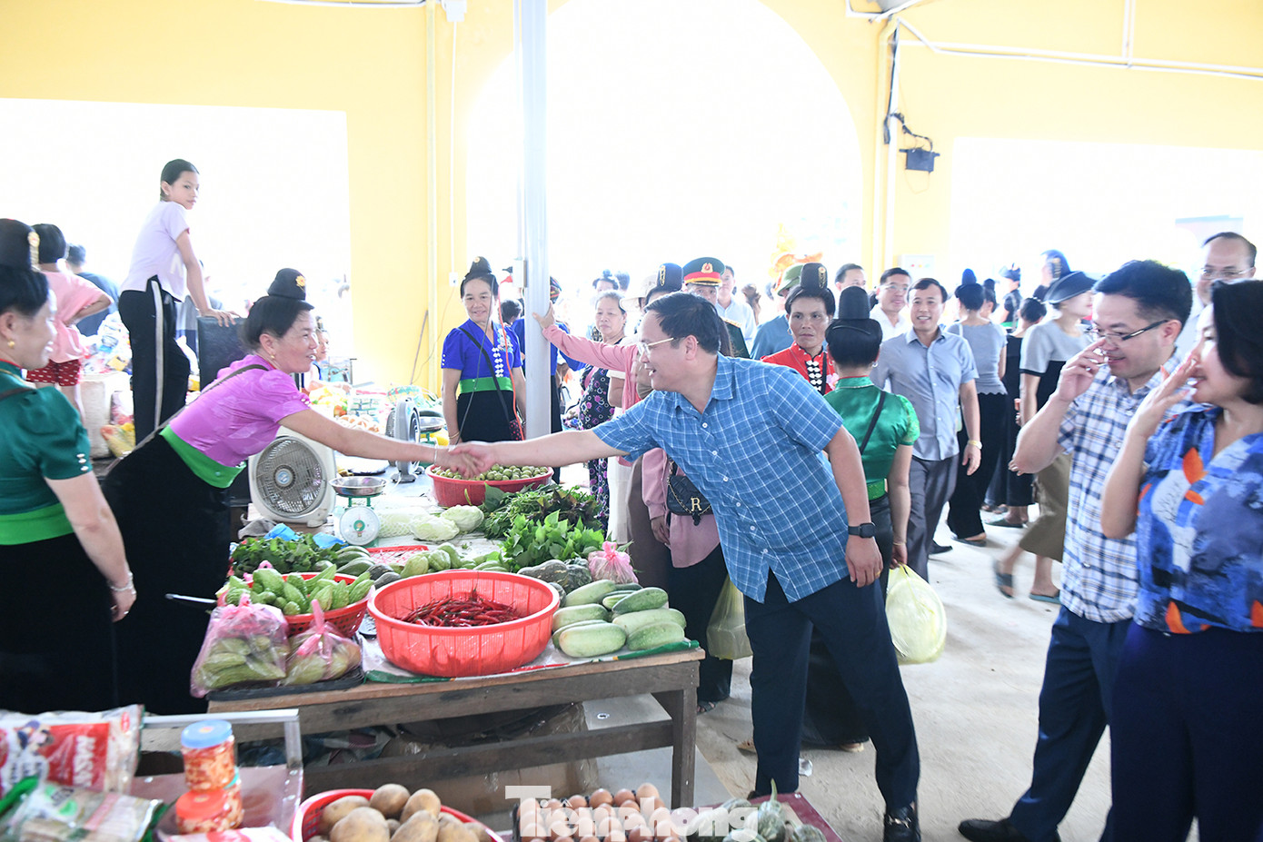 Ông Nguyễn Tiến Đạt, Bí thư Huyện uỷ đến các gian hàng chia sẻ cùng bà con buôn bán ở chợ.