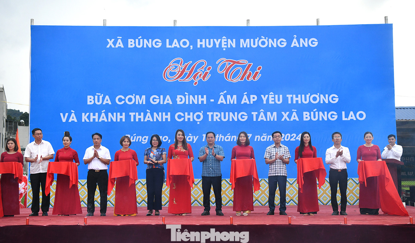 Các đồng chí lãnh đạo huyện Mường Ảng và lãnh đạo các sở, ngành tỉnh Điện Biên cắt băng khai mạc hội thi "Bữa cơm gia đình-ấm áp yêu thương" đánh dấu sự kiện đưa chợ trung tâm Búng Lao vào sử dụng.