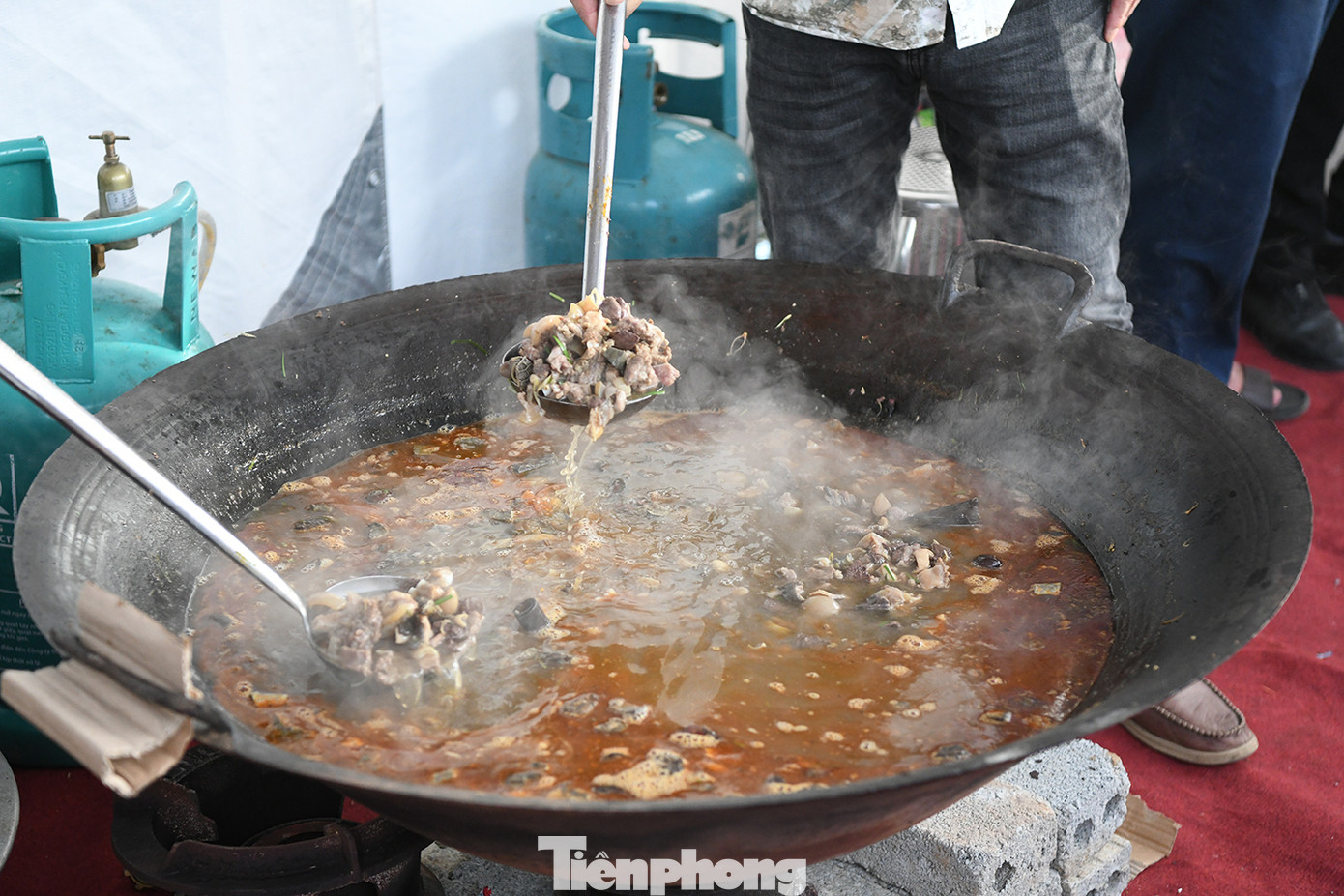 Tại hội thi Bữa cơm gia đình- ấm áp yêu thương có 18 mâm cỗ và 12 chảo thắng cố được bà con nhân dân đến thưởng thức hương vị ẩm thực địa phương.