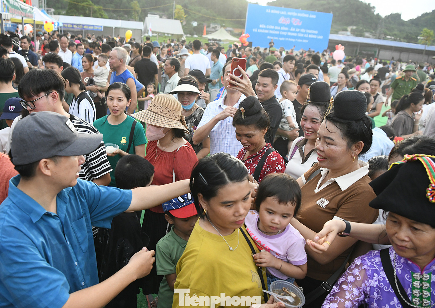 Chợ được phân khu khoa học từ hàng tươi sống, hàng hoa quả, hàng rau đến hàng khô; đến thời điểm hiện tại đã giải quyết được tình trạng các hộ dân buôn bán lòng đường vỉa hè, không còn tình trạng ách tắc giao thông ...