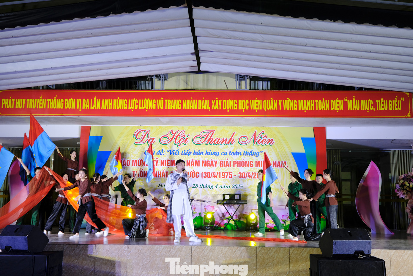 Học viên, chiến sĩ của Học viện biểu diễn tiết mục văn nghệ đặc sắc hướng đến chào mừng kỷ niệm 50 năm ngày giải phóng miền Nam, thống nhất đất nước.