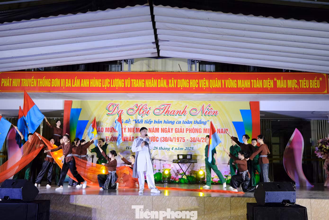 Học viên, chiến sĩ của Học viện biểu diễn tiết mục văn nghệ đặc sắc hướng đến chào mừng kỷ niệm 50 năm ngày giải phóng miền Nam, thống nhất đất nước.