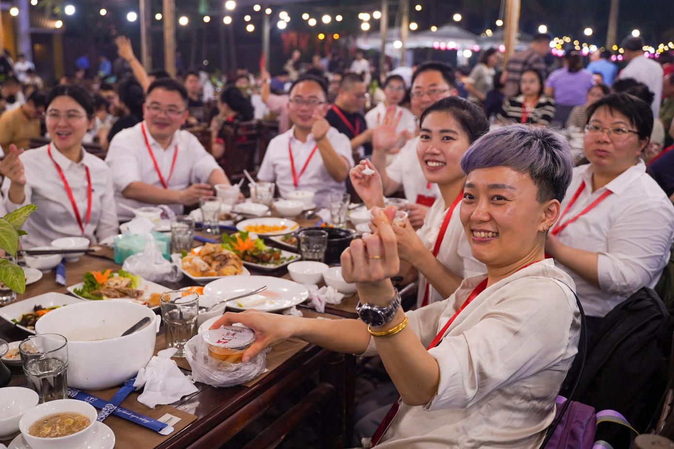 Đại biểu thanh niên Trung Quốc trải nghiệm ẩm thực, các món ăn truyền thống của Việt Nam và dân ca quan họ Bắc Ninh. Đại biểu thanh niên Trung Quốc trải nghiệm ẩm thực, các món ăn truyền thống của Việt Nam và dân ca quan họ Bắc Ninh.