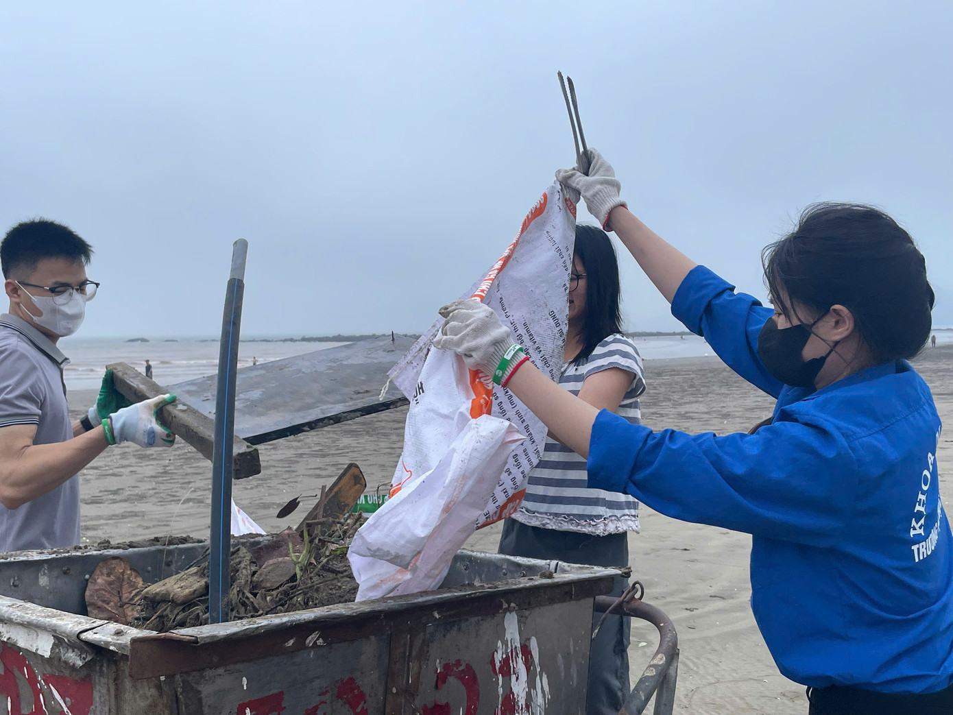 Gần 30 nghìn tình nguyện viên 'nhặt rác' hưởng ứng Ngày Trái đất.