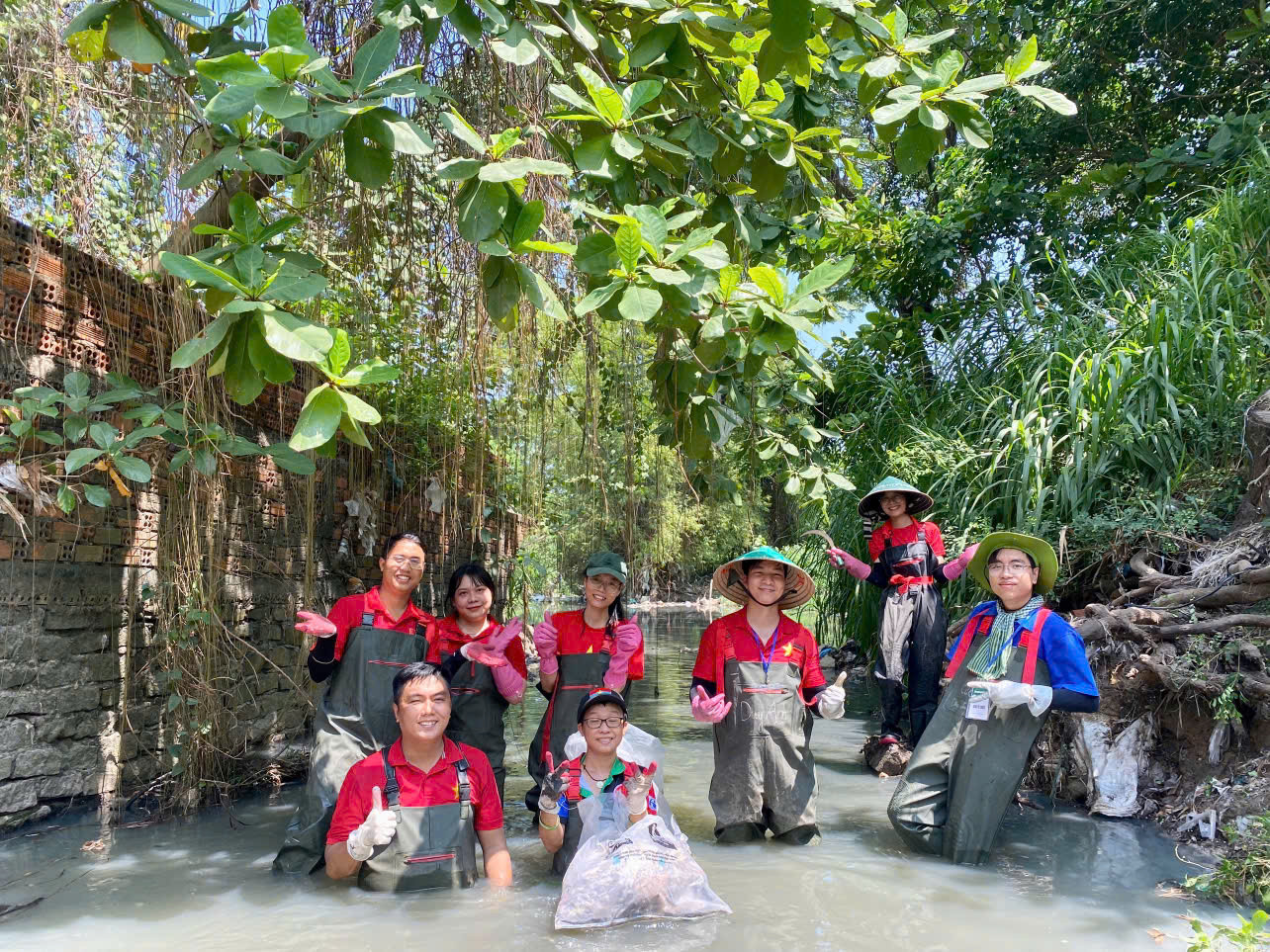 Chiến dịch “Earth day Việt Nam 2025” là chiến dịch nhặt rác với quy mô toàn quốc được tổ chức nhằm hưởng ứng Ngày Trái Đất 2025.