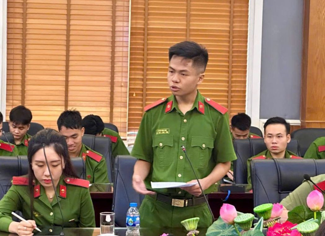 Đỗ Trần Minh Anh vừa nhận giải thưởng Gương mặt trẻ Công an tiêu biểu năm 2024 với nhiều thành tích nổi bật. Đỗ Trần Minh Anh vừa nhận giải thưởng Gương mặt trẻ Công an tiêu biểu năm 2024 với nhiều thành tích nổi bật.