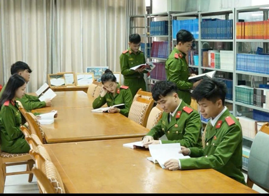 Đỗ Trần Minh Anh vừa nhận giải thưởng Gương mặt trẻ Công an tiêu biểu năm 2024 với nhiều thành tích nổi bật. Đỗ Trần Minh Anh vừa nhận giải thưởng Gương mặt trẻ Công an tiêu biểu năm 2024 với nhiều thành tích nổi bật.