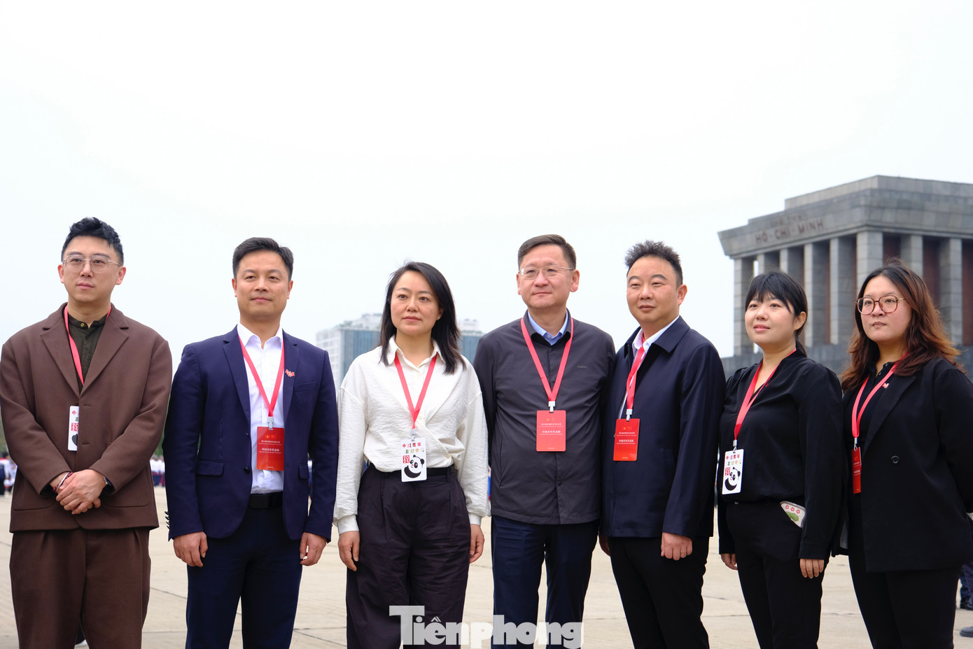 Thanh niên Trung Quốc chụp ảnh lưu niệm tại Lăng Bác. Ảnh: Châu Linh