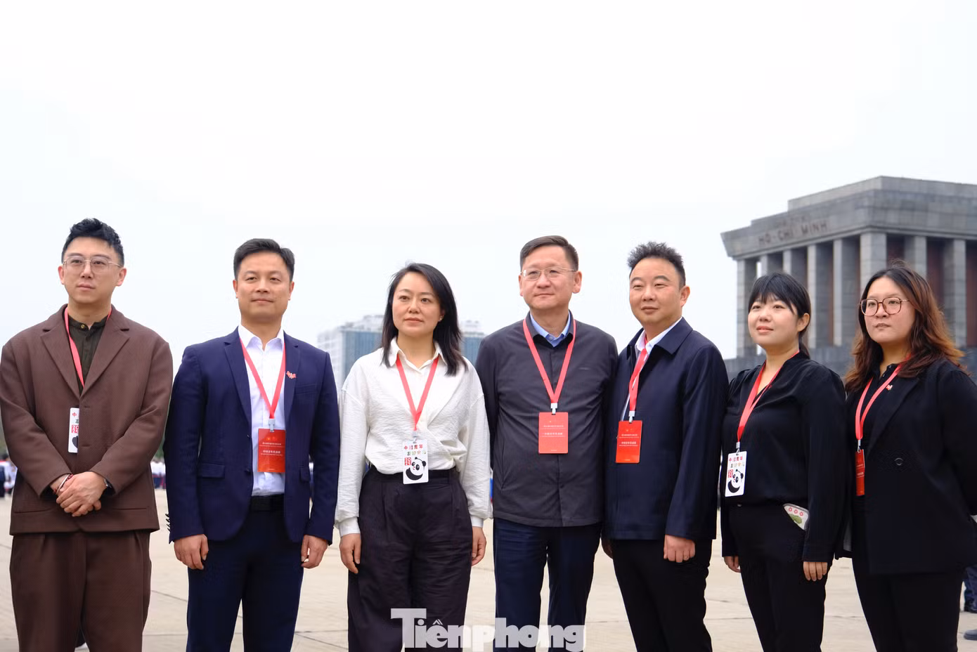 Thanh niên Trung Quốc chụp ảnh lưu niệm tại Lăng Bác. Ảnh: Châu Linh