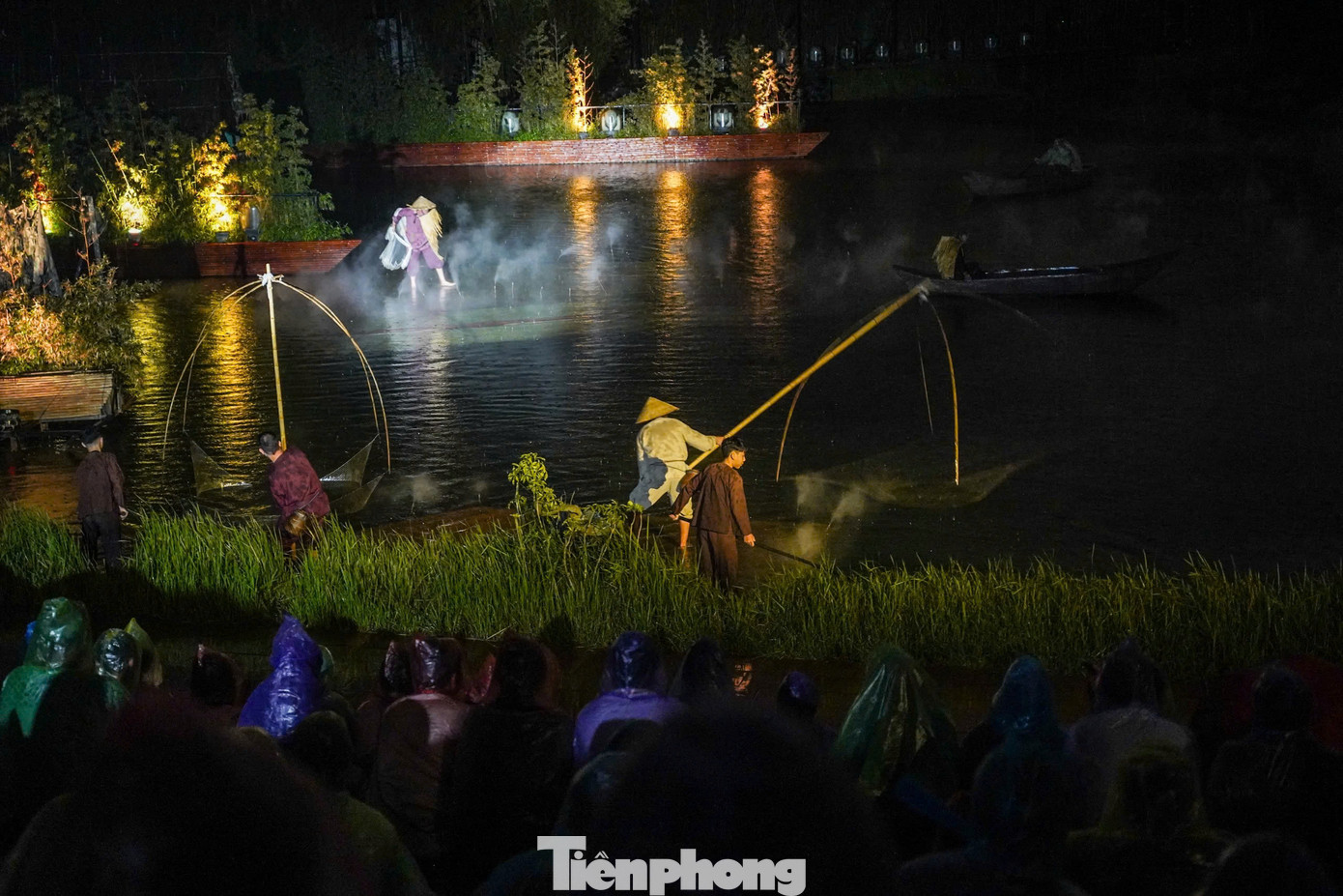 Vở diễn thực cảnh Tinh hoa Bắc Bộ diễn ra trên sân khấu mặt hồ rộng 4.300m2, dựa lưng vào ngọn núi Chùa Thầy. Toàn bộ màn trình diễn là sự tổng hòa của các yếu tố hình ảnh, hiệu ứng âm thanh, kết hợp mềm mại với vũ đạo, nhào lộn, múa rối… tái hiện những truyền thuyết và văn hóa dân gian Việt Nam một cách chân thực. Vở diễn được chia làm sáu phần: Thi ca, Cõi Phật, Hoài cổ, Nhạc họa, An vui và Ngày hội. Mỗi phần thể hiện văn hóa, tín ngưỡng, tinh thần của người Việt trong lao động, học vấn, tri thức, hội làng cùng các lĩnh vực nghệ thuật như điêu khắc, kiến trúc. Vở diễn thực cảnh Tinh hoa Bắc Bộ diễn ra trên sân khấu mặt hồ rộng 4.300m2, dựa lưng vào ngọn núi Chùa Thầy. Toàn bộ màn trình diễn là sự tổng hòa của các yếu tố hình ảnh, hiệu ứng âm thanh, kết hợp mềm mại với vũ đạo, nhào lộn, múa rối… tái hiện những truyền thuyết và văn hóa dân gian Việt Nam một cách chân thực. Vở diễn được chia làm sáu phần: Thi ca, Cõi Phật, Hoài cổ, Nhạc họa, An vui và Ngày hội. Mỗi phần thể hiện văn hóa, tín ngưỡng, tinh thần của người Việt trong lao động, học vấn, tri thức, hội làng cùng các lĩnh vực nghệ thuật như điêu khắc, kiến trúc.