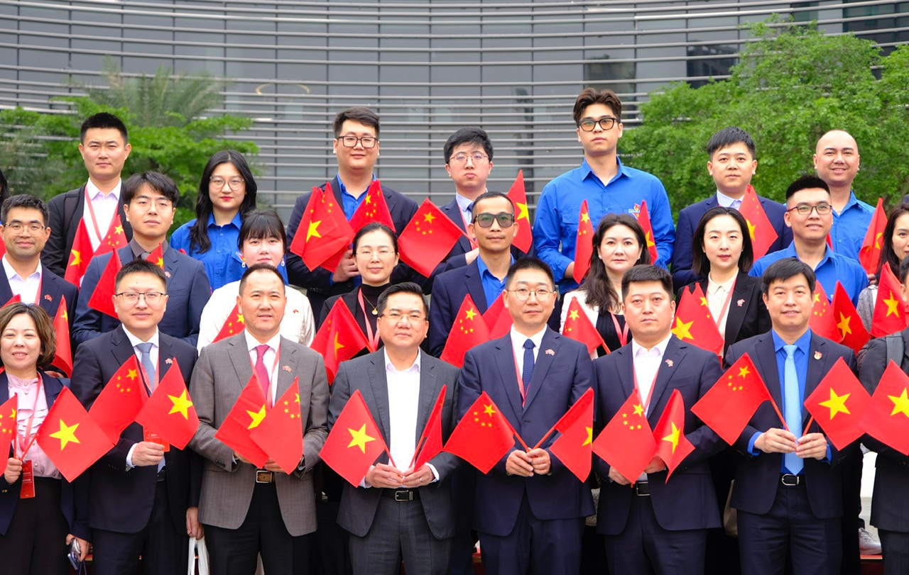 Thanh niên Việt Nam - Trung Quốc vững vàng lý tưởng, tiếp tục là cầu nối hữu nghị, cùng chung tay phát triển. Ảnh: Châu Linh Thanh niên Việt Nam - Trung Quốc vững vàng lý tưởng, tiếp tục là cầu nối hữu nghị, cùng chung tay phát triển. Ảnh: Châu Linh