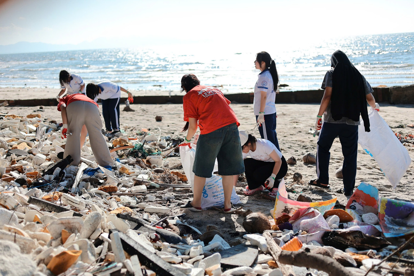 Gần 30 nghìn tình nguyện viên 'nhặt rác' hưởng ứng Ngày Trái đất.