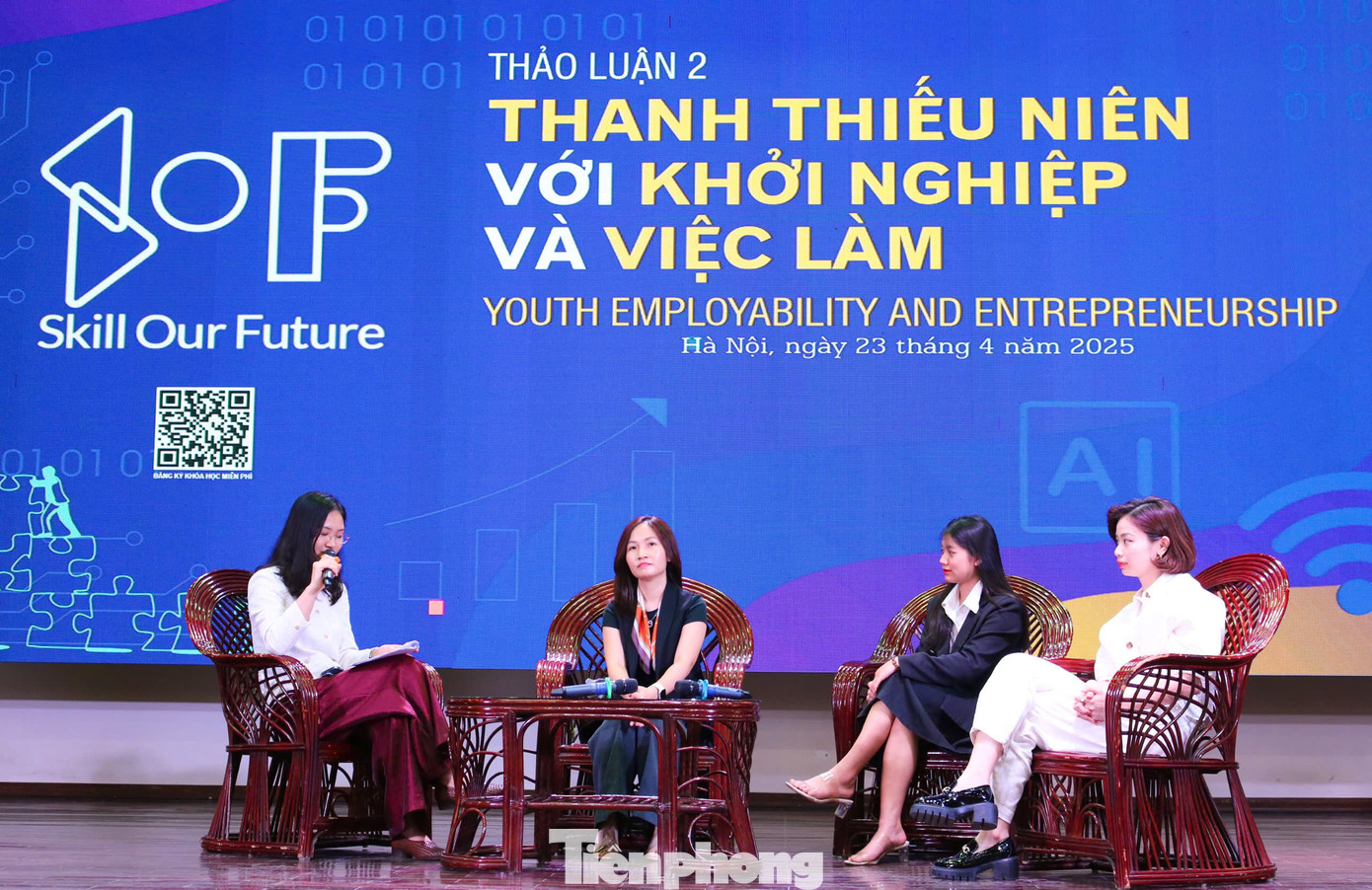 Tại chương trình, đã diễn ra 2 phiên thảo luận ngắn với chủ đề “Nâng cao năng lực số cho thanh thiếu niên” và “Thanh niên với khởi nghiệp và việc làm”.