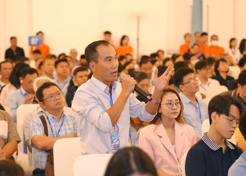 Cổ đông tham gia thảo luận các vấn đề tại Đại hội Cổ đông tham gia thảo luận các vấn đề tại Đại hội