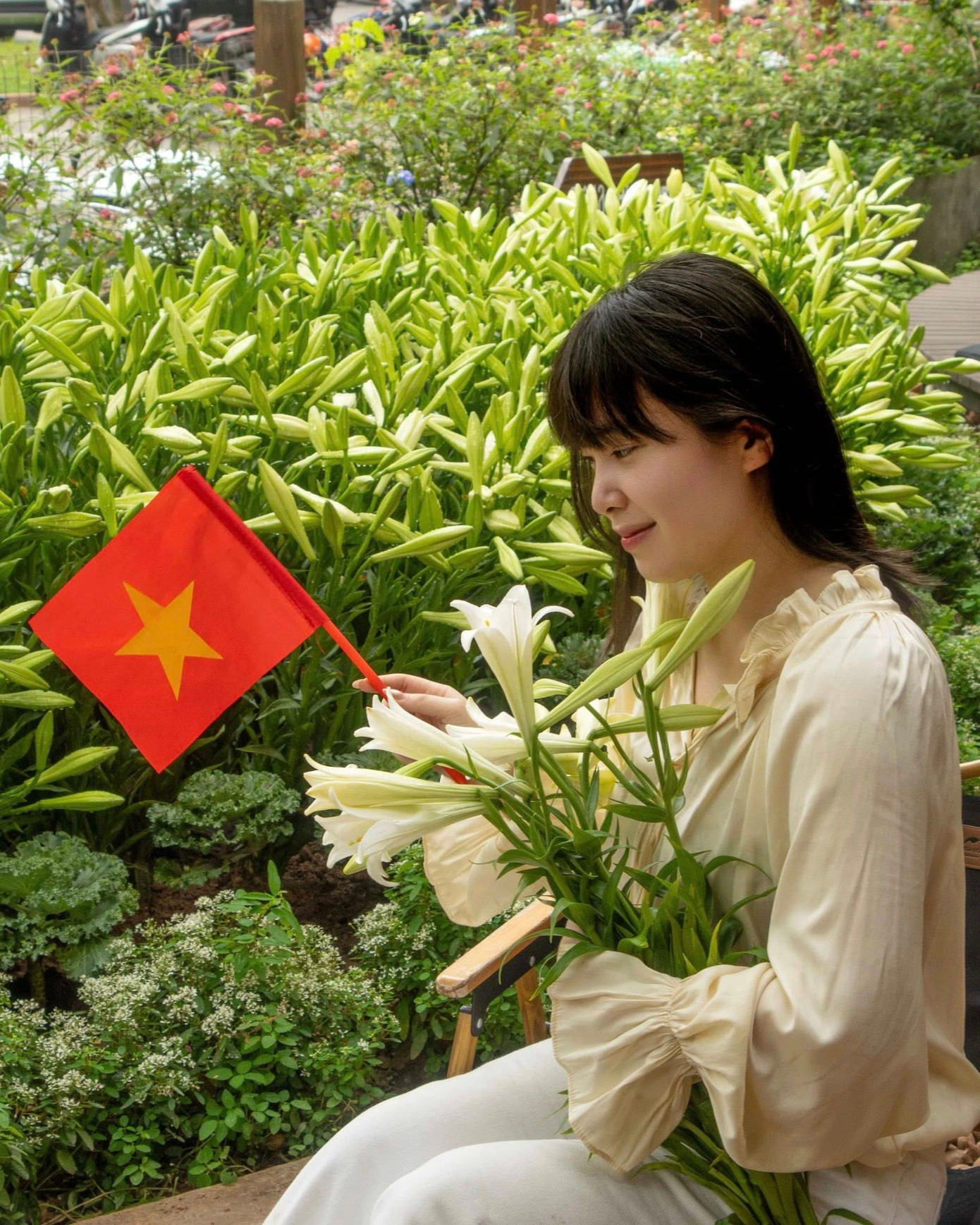 Hoa loa kèn thường chỉ nở vào cuối tháng 3, rực rỡ nhất đầu tháng 4 và chỉ kéo dài chưa đầy một tháng. Những cô gái đôi mươi bẽn lẽn bên bó hoa mới tạo nên một khung cảnh vừa nên thơ, vừa lắng đọng.