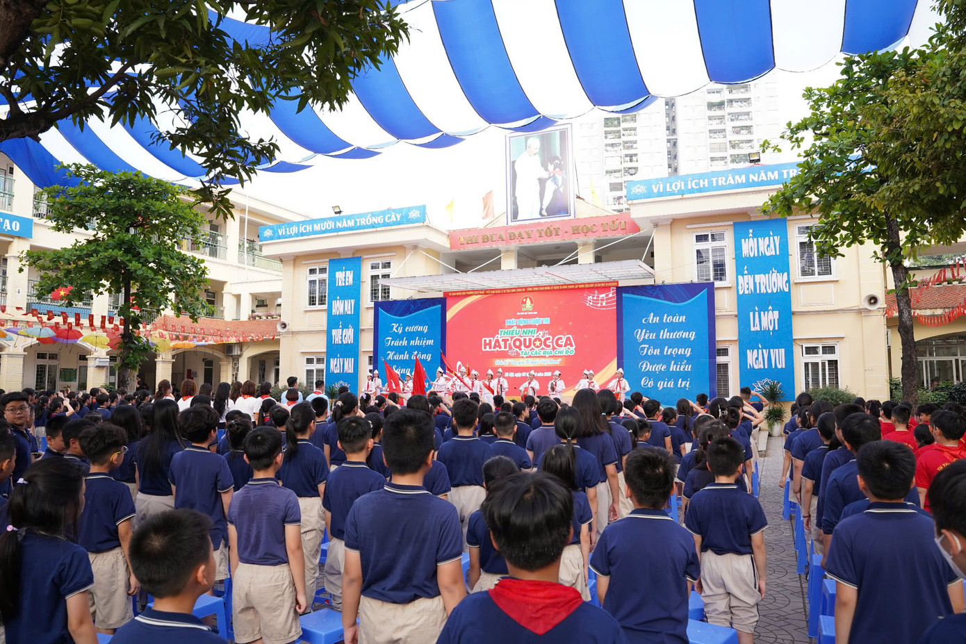 Toàn cảnh Lễ phát động cuộc thi thiếu nhi hát Quốc ca tại các địa chỉ đỏ. Toàn cảnh Lễ phát động cuộc thi thiếu nhi hát Quốc ca tại các địa chỉ đỏ.