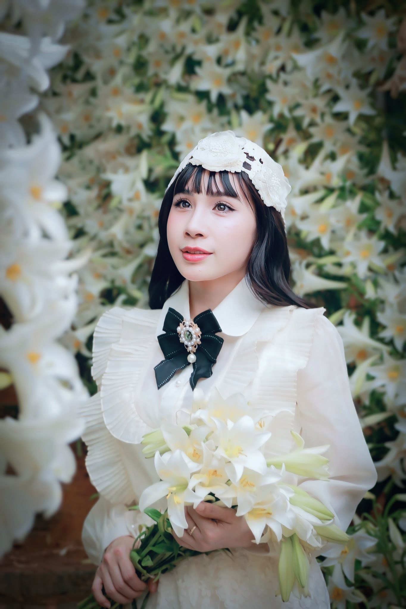 Hoa loa kèn không rực rỡ, không sặc sỡ, nên khi chụp ảnh cùng loài hoa này, các bạn trẻ cũng thường chọn những trang phục nhẹ nhàng, tinh tế như một cách để hòa mình vào vẻ đẹp trong trẻo của tháng Tư.